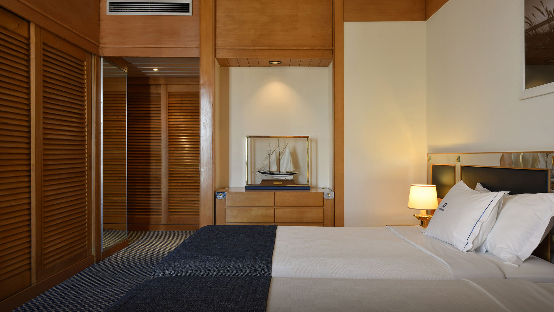 Suite Avenue View